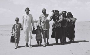 “Uma família de judeus iemenitas caminha através do deserto até um campo de recepção de refugiados perto de Aden