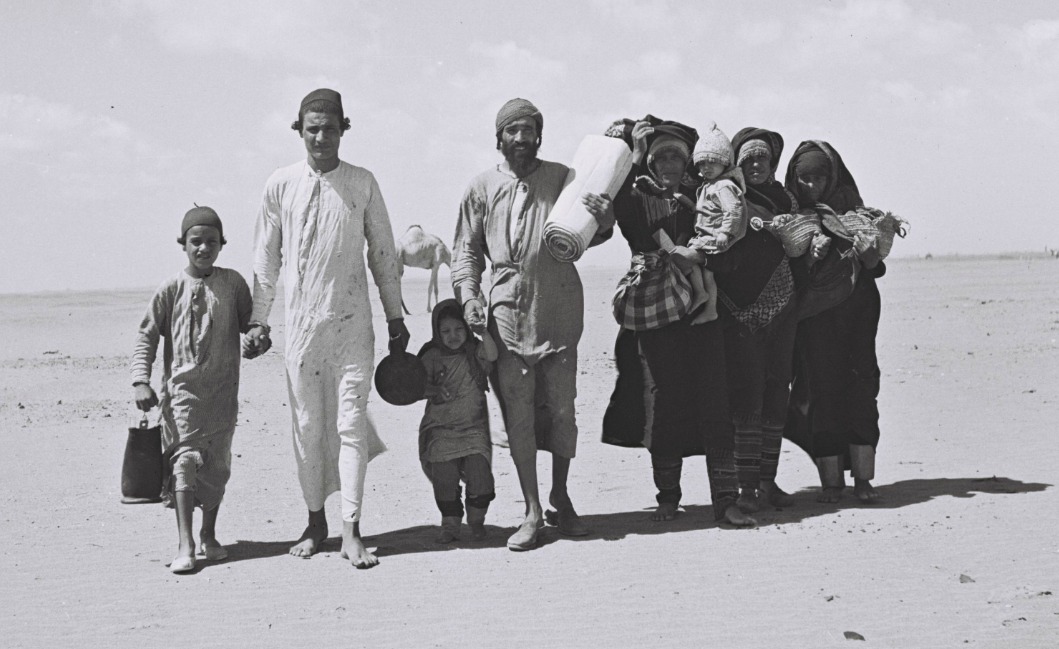 “Uma família de judeus iemenitas caminha através do deserto até um campo de recepção de refugiados perto de Aden