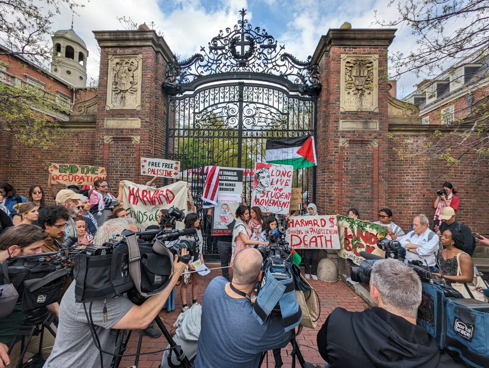 Como é a ‘Revolução da Intifada’: Alguns estudantes estão adotando uma retórica extrema