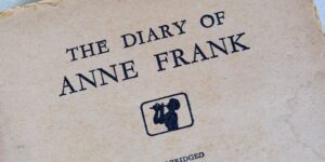 Anne Frank na Bienal: a distância que uma opinião não percorre